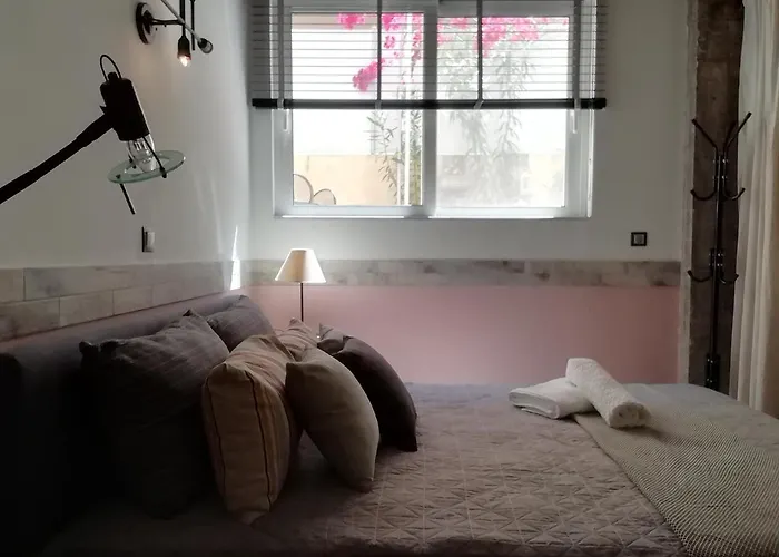 Amazing Semi-Basement Art Apartment Easy Walk To Nafplio Centre