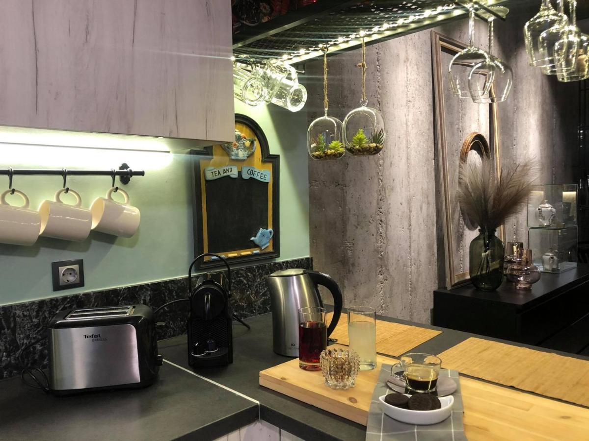 Amazing Semi-basement Art Easy Walk To Centre Apartment *