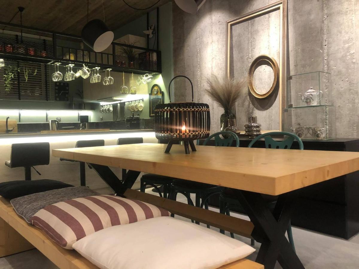 Amazing Semi-basement Art Easy Walk To Centre Apartment *